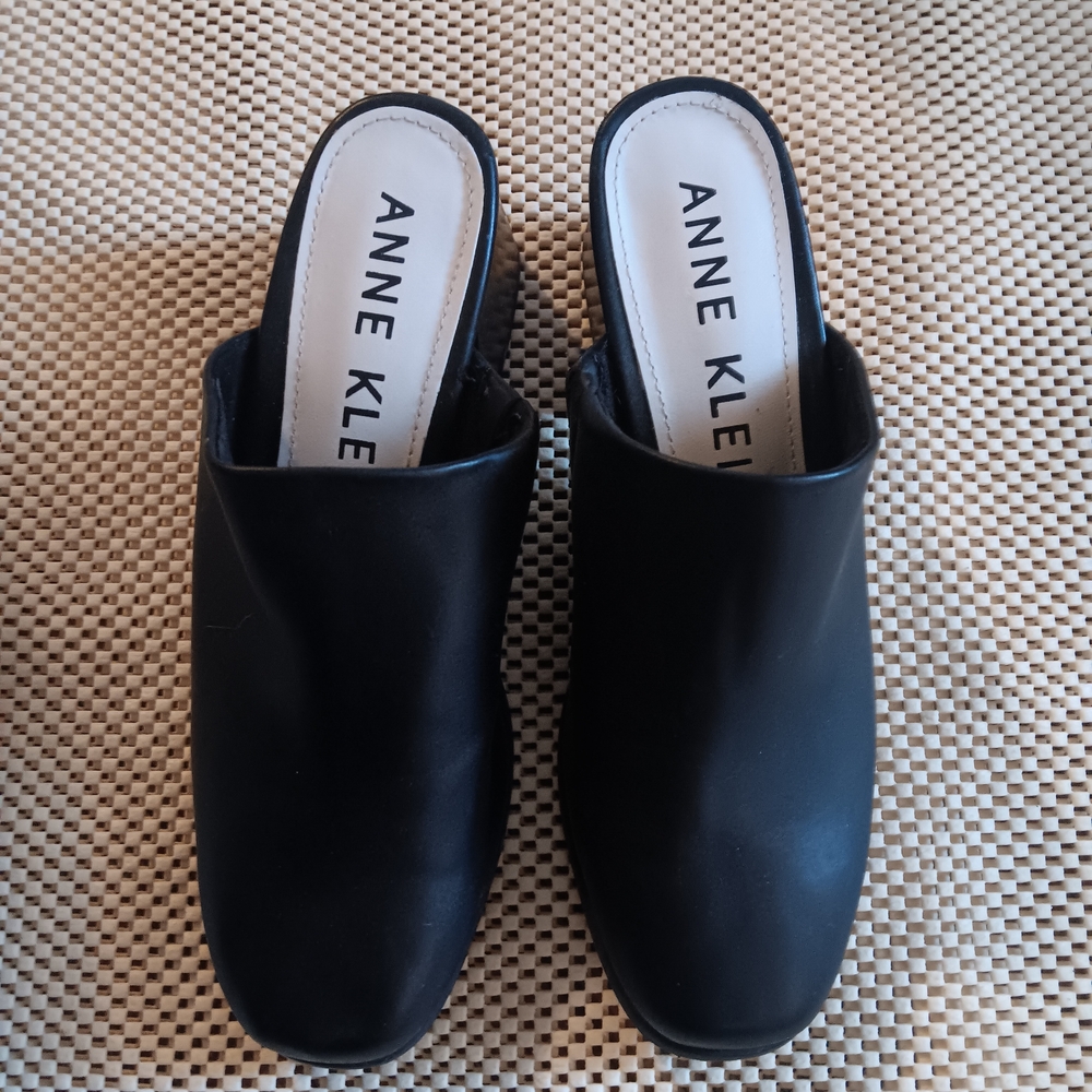 Anne Klein Classic Slip On Closed Toe Stacked 2.5" Heel Black Mules EUC Size 7.5